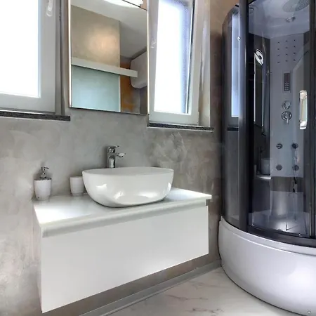 Amazing Sandra With Pool Near The Beach, Extra Pool Heating Available - Wiibuk Medulin