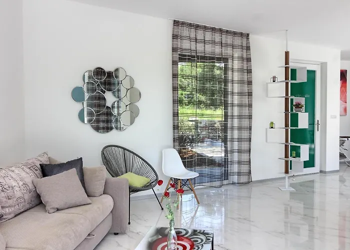 Amazing Sandra With Pool Near The Beach, Extra Pool Heating Available - Wiibuk Medulin
