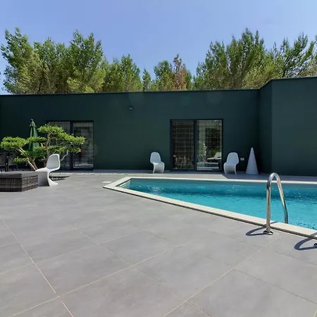 Amazing Sandra With Pool Near The Beach, Extra Pool Heating Available - Wiibuk Medulin