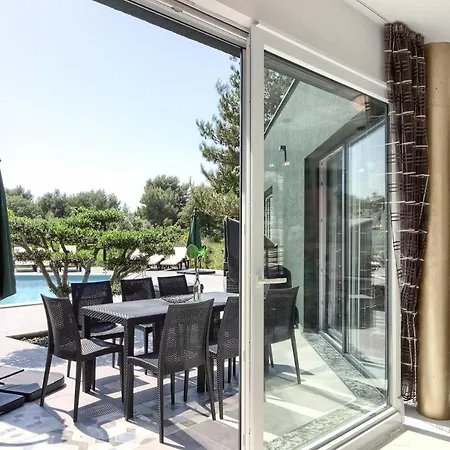 Amazing Sandra With Pool Near The Beach, Extra Pool Heating Available - Wiibuk * Медулин