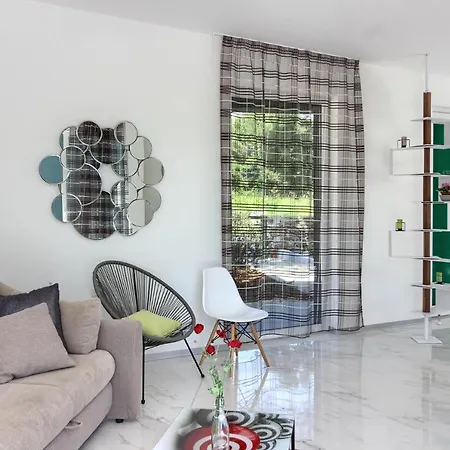 Amazing Sandra With Pool Near The Beach, Extra Pool Heating Available - Wiibuk Медулин