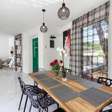 Amazing Sandra With Pool Near The Beach, Extra Pool Heating Available - Wiibuk * Медулин