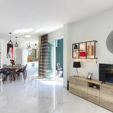 Amazing Sandra With Pool Near The Beach, Extra Pool Heating Available - Wiibuk * Medulin