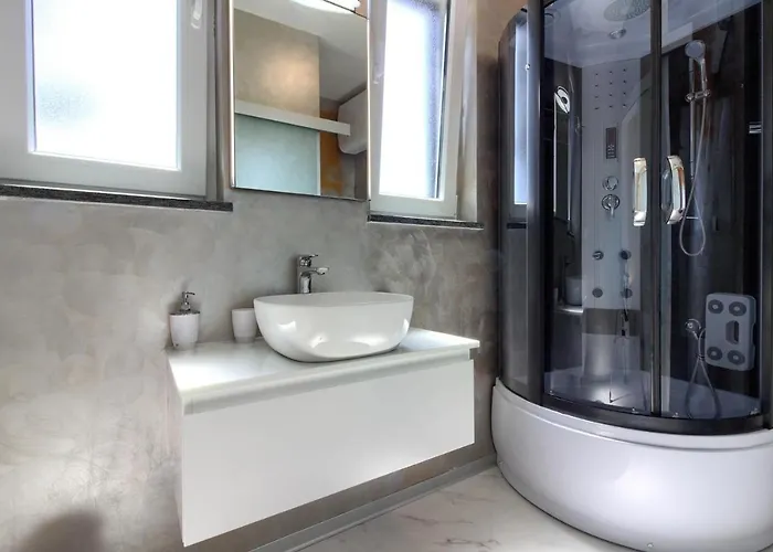 Amazing Sandra With Pool Near The Beach, Extra Pool Heating Available - Wiibuk Medulin